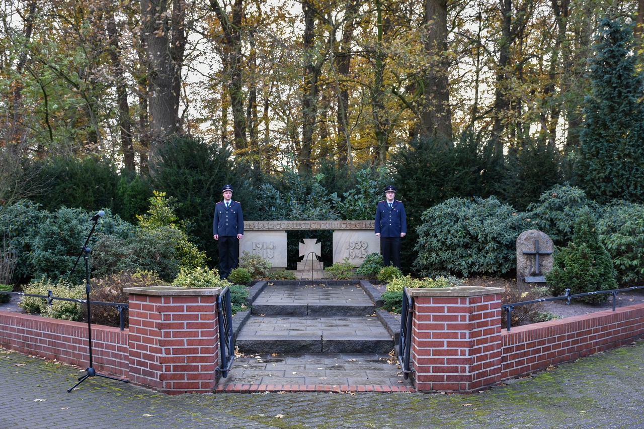 Gedenkastunde zum Volkstrauertag am Ehrenmal in Fladderlohausen
