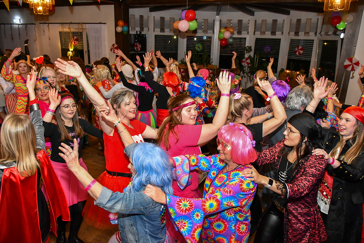 24 Holdorf Frauenkarneval Stimmung