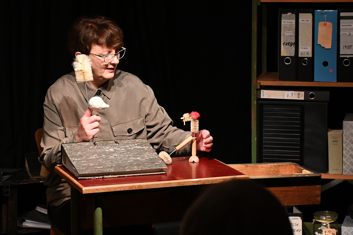 24 Kellertheater Rosi Schr&ouml;ter ermittelt