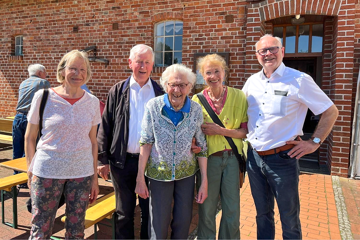 25 100-jährige Alma Ihorst besucht Holdorf